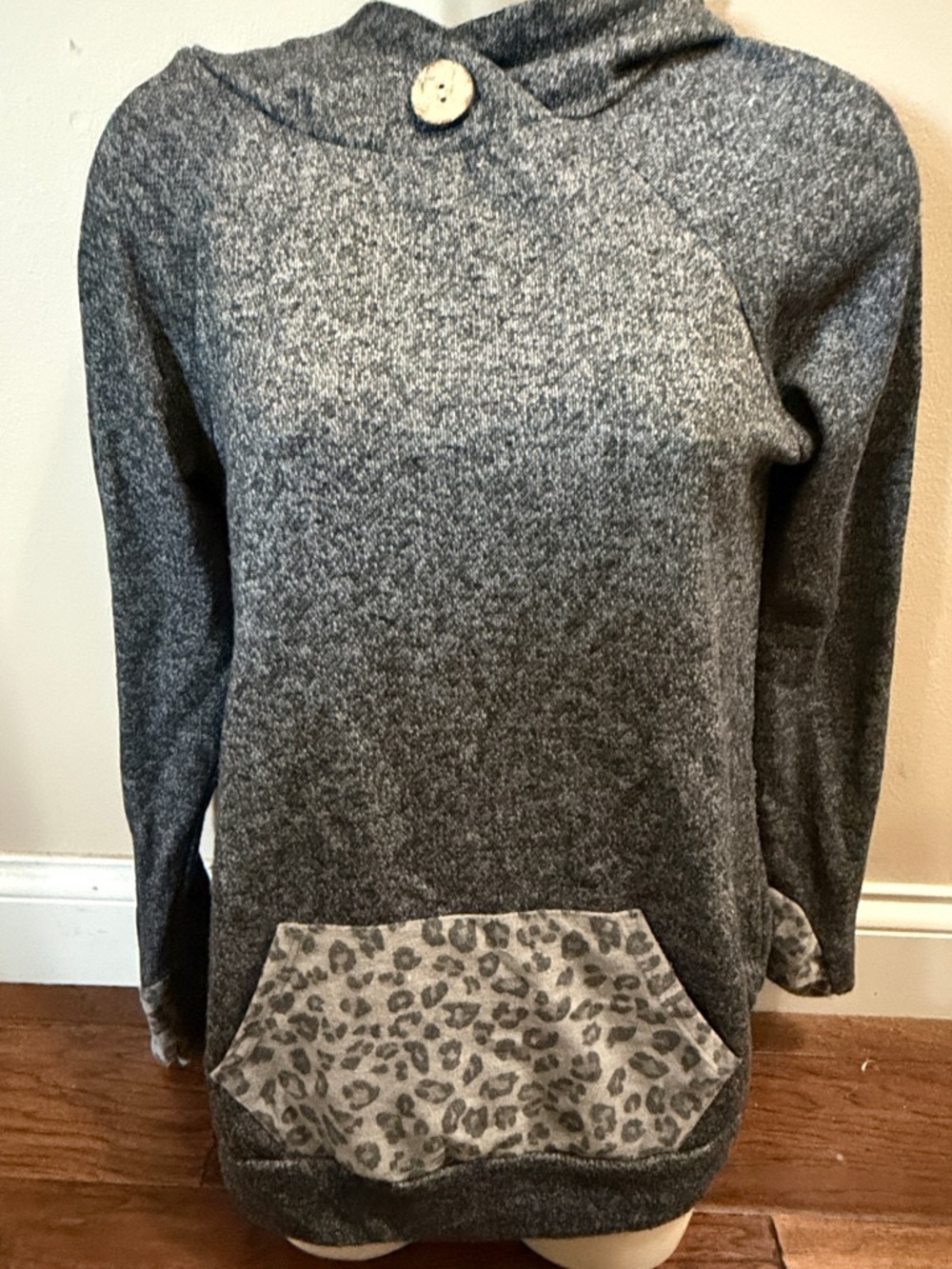 Cozy Gray Hooded Sweatshirt with Leopard Pocket